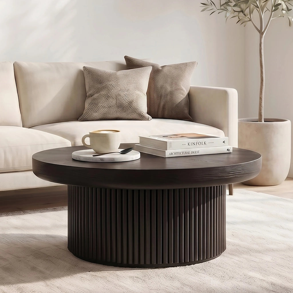 Tavolino basso rotondo con base cilindrica scanalata e piano effetto parquet, per soggiorno, in legno e MDF, nero, 78 cm