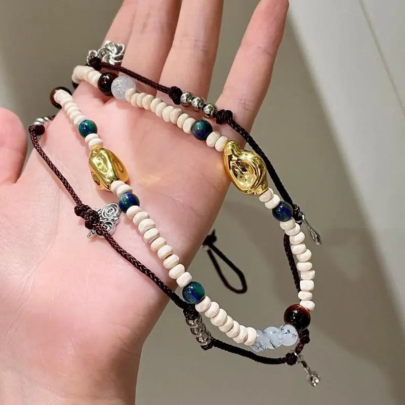 Collana a doppio strato con perline di pietra naturale e cristalli, realizzata a mano.