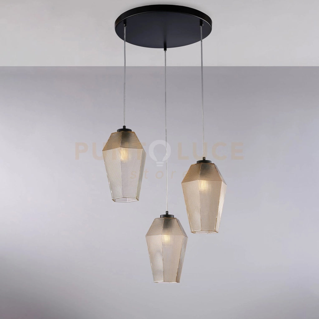 Sospensione in ferro laccato nero con cavi elettrici regolabili e diffusori in vetro soffiato ambra con decoro in rilievo 3 luci