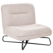Poltrona in tessuto beige, seduta ampia, senza braccioli, struttura in metallo nero, complemento d'arredo moderno per il soggiorno