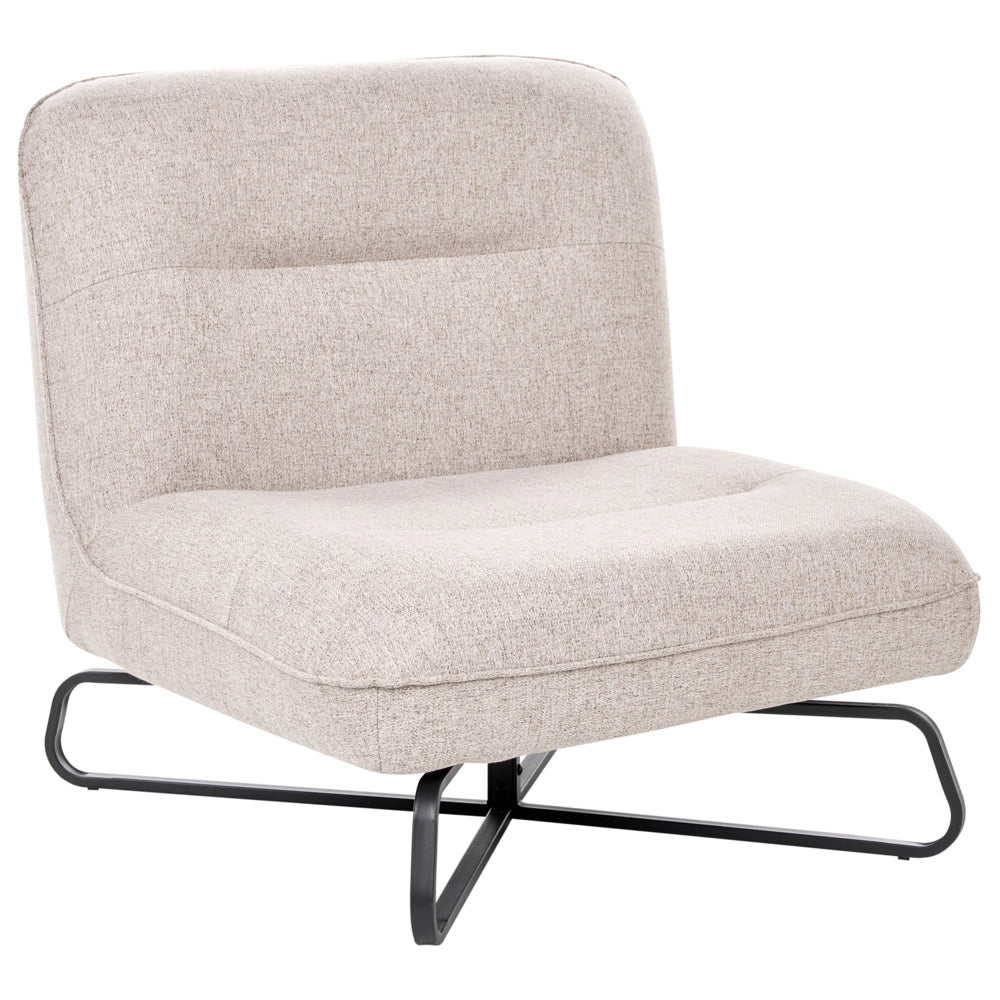Poltrona in tessuto beige, seduta ampia, senza braccioli, struttura in metallo nero, complemento d'arredo moderno per il soggiorno