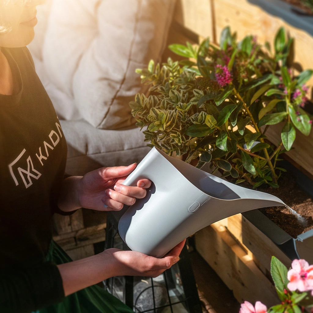 Annaffiatoio KADAX per giardino domestico, ideale per innaffiare fiori e piante, piccolo, in plastica, 1,2 litri.