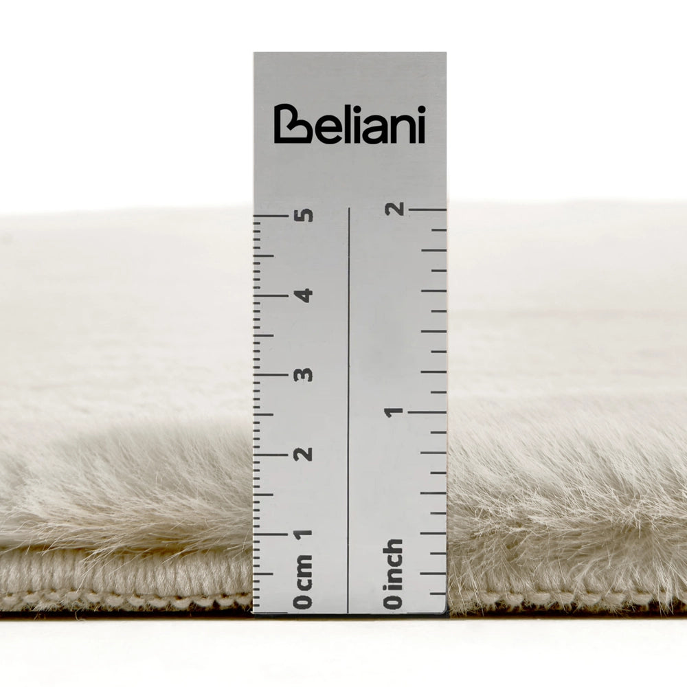 Tappeto Beige Chiaro in Ecopelliccia 160 × 230cm a Pelo Lungo con Retro in Poliestere per Soggiorno e Corridoio Moderni