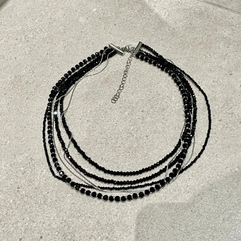 Collana vintage multistrato con cristalli neri: gioiello fatto a mano con perline.