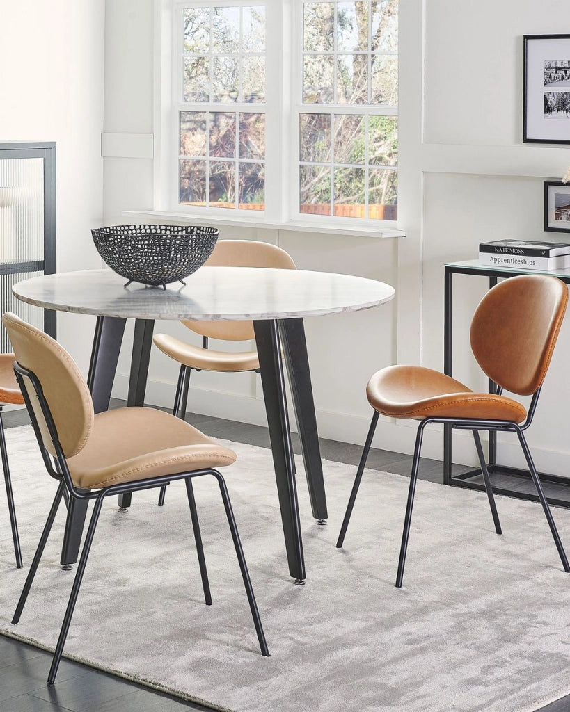 Set di 2 sedie da pranzo Beige  Sabbia con gambe senza braccioli Finta pelle PU Gambe in ferro nero Design contemporaneo e retrò Sedute per la sala da pranzo