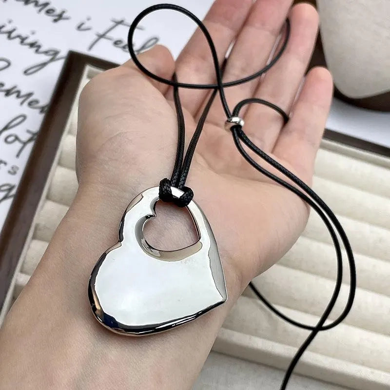 Collana con ciondolo a forma di cuore in argento e corda nera, realizzata a mano, regalo di Natale o compleanno.