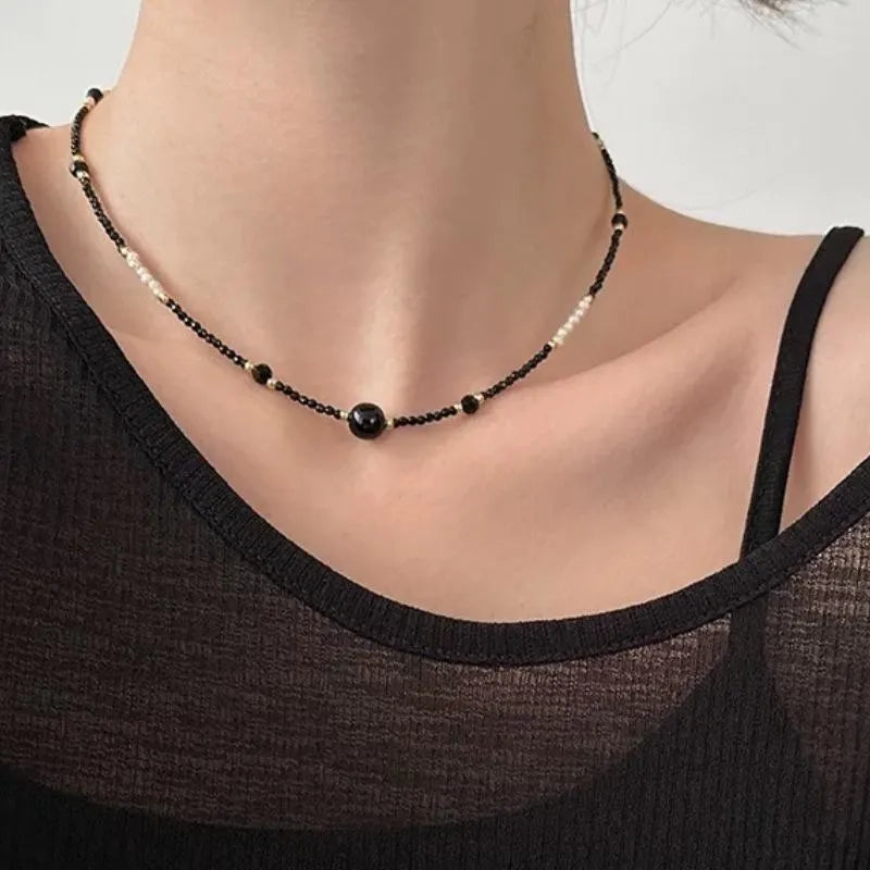 Collana fatta a mano con perle e cristalli neri, regalo di Natale o compleanno.