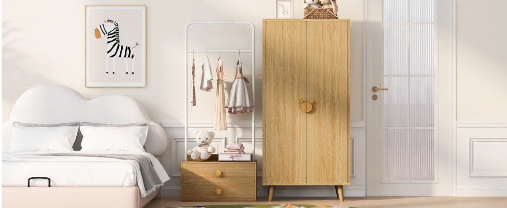 Scaffale a doppia anta con ampi vani interni e maniglie a forma di cartone in MDF colore legno 70 × 55 × 170 cm