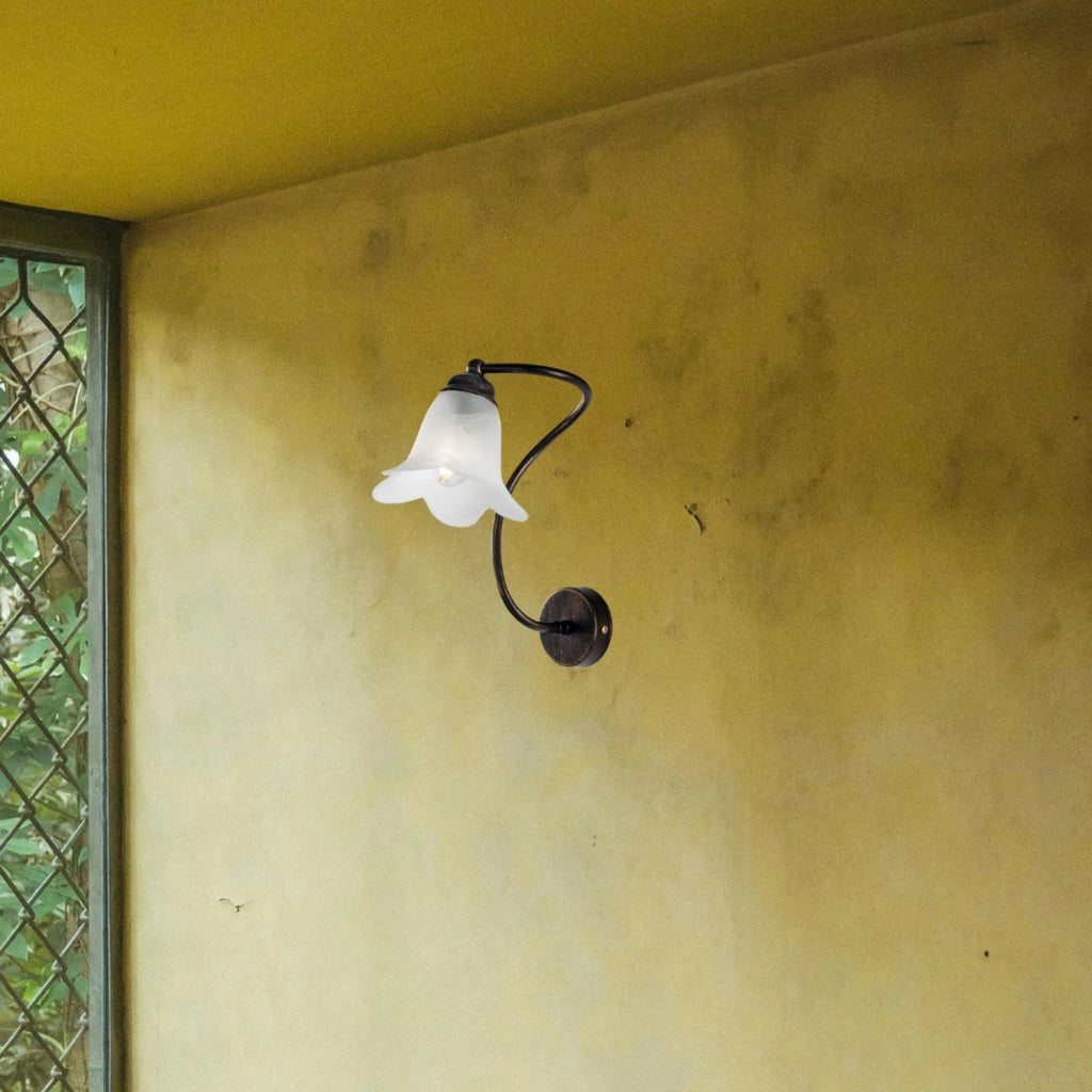 Applique 1 Luce Alice Ferro Battuto Marrone E Oro Vetro Bianco