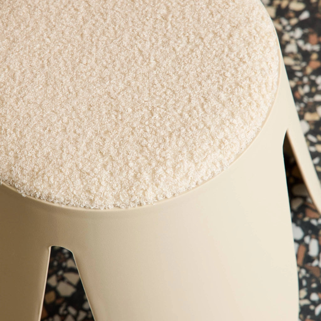 Sgabello impilabile per bambini in bouclé testurizzato, set di 2,