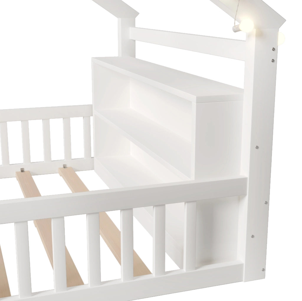 Letto a casetta 140x190 cm con sponde e scaffali in legno e MDF bianco