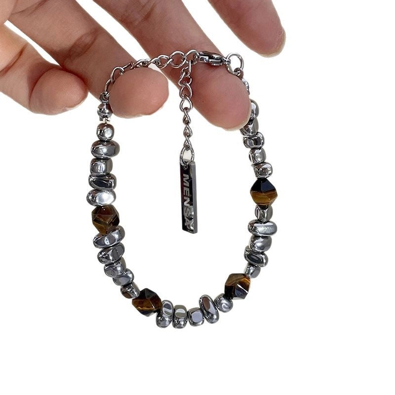 Bracciale in stile vintage, dalla forma unica, con perline di pietra d'ambra marrone.