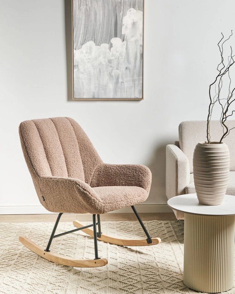 Sedia a dondolo Rivestimento in bouclé beige Teddy Metallo Gambe nere Braccioli Ampio schienale Soggiorno