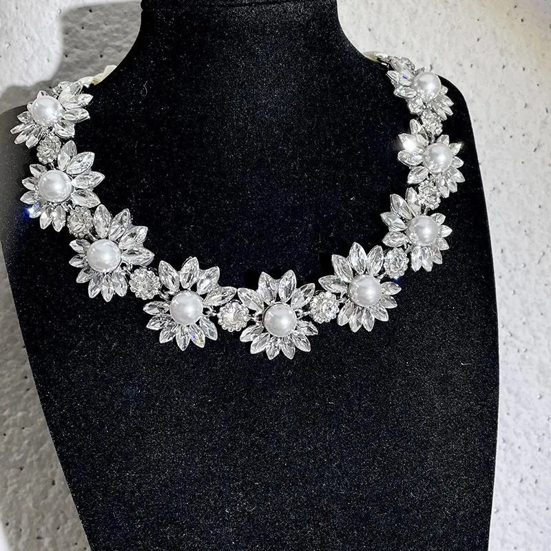 Collana da sera con fiore e zirconi, realizzata a mano, regalo di Natale o di compleanno.