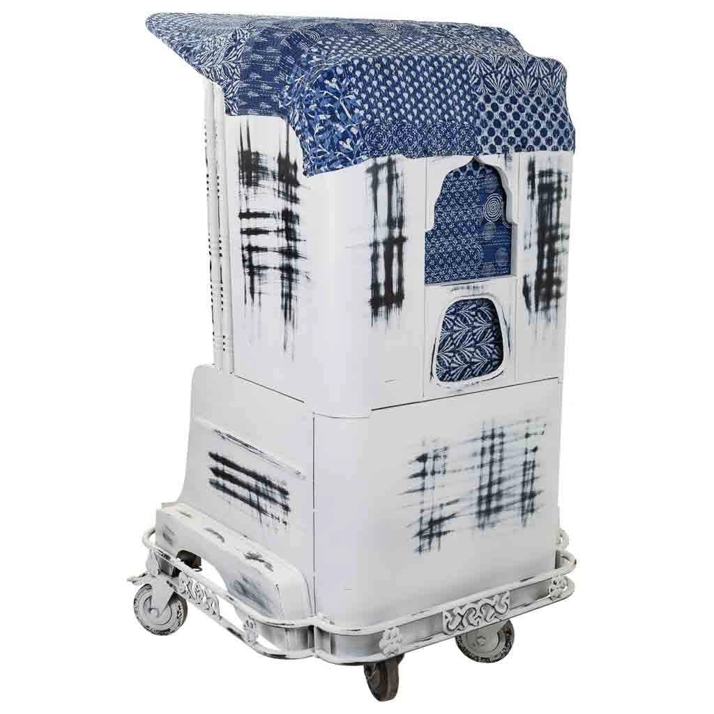 PoltroncinaTuk tuk in metallo bianco e rivestimento blu 90x90x160h