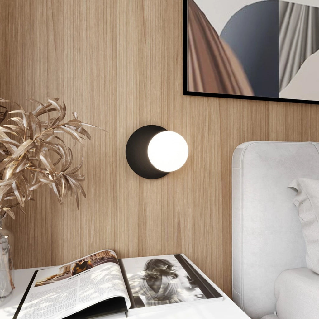 Lampada da parete Oslo in acciaio nero e vetro opalino