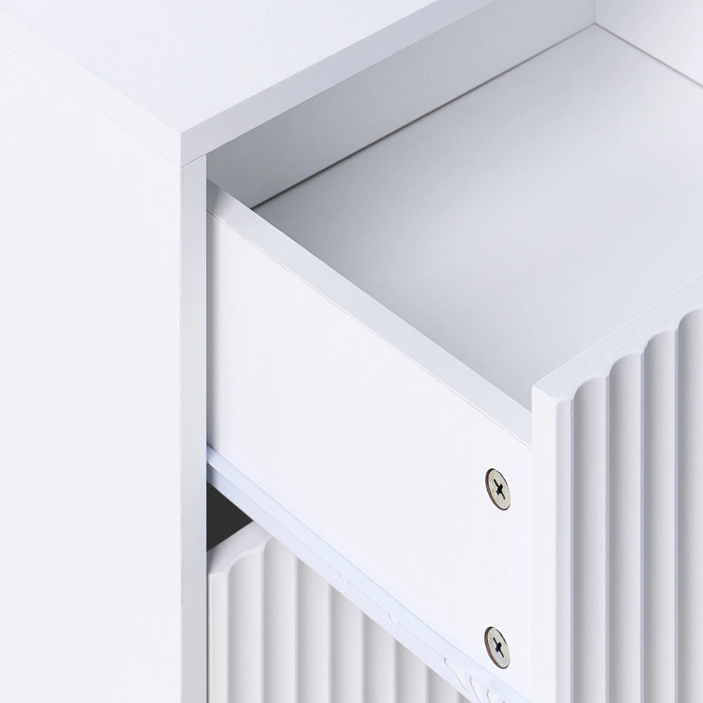 Comodino a 2 cassetti con design scanalato in legno MDF bianco