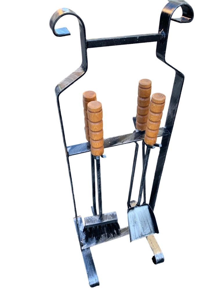 Trespolo con Set Accessori per Camino e Barbecue – 4 Pezzi in Metallo: Paletta, Scopetta, Uncino e Pinza