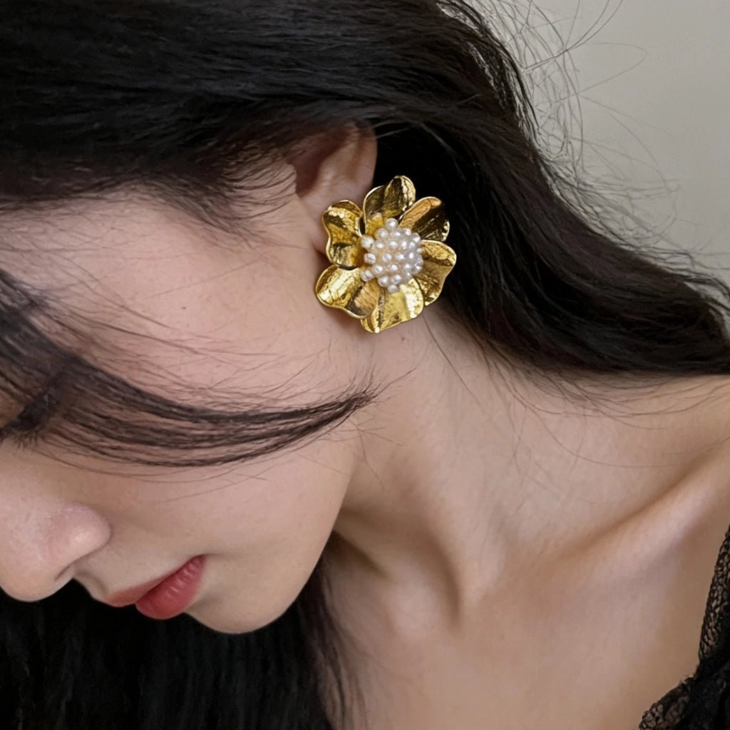 Orecchini a fiore in metallo spazzolato con perle