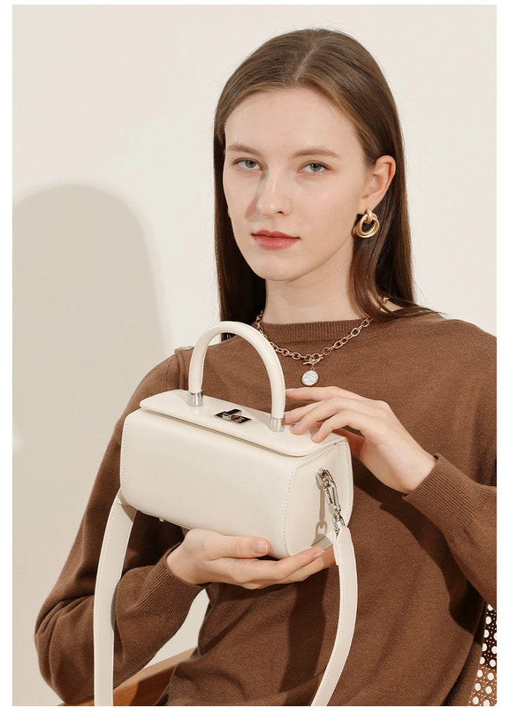Borsa a tracolla da donna in vera pelle, semplice ed elegante, colore bianco.