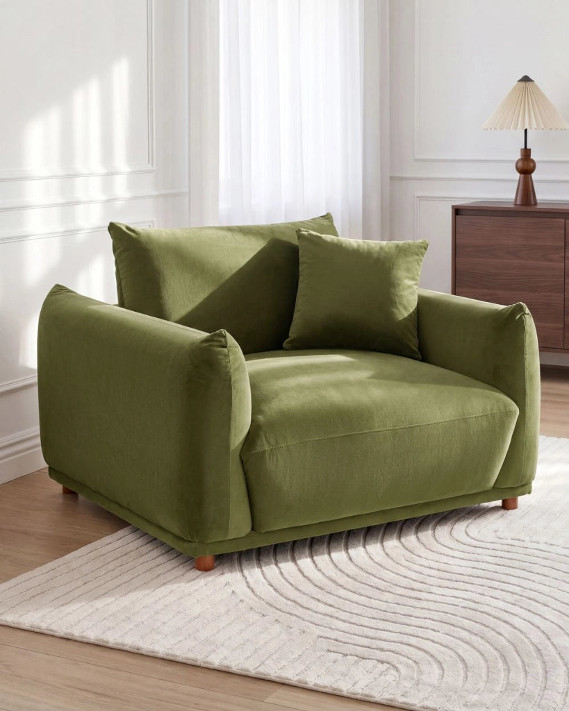 Poltrona in velluto verde con gambe in legno morbido, da salotto con braccioli stile moderno