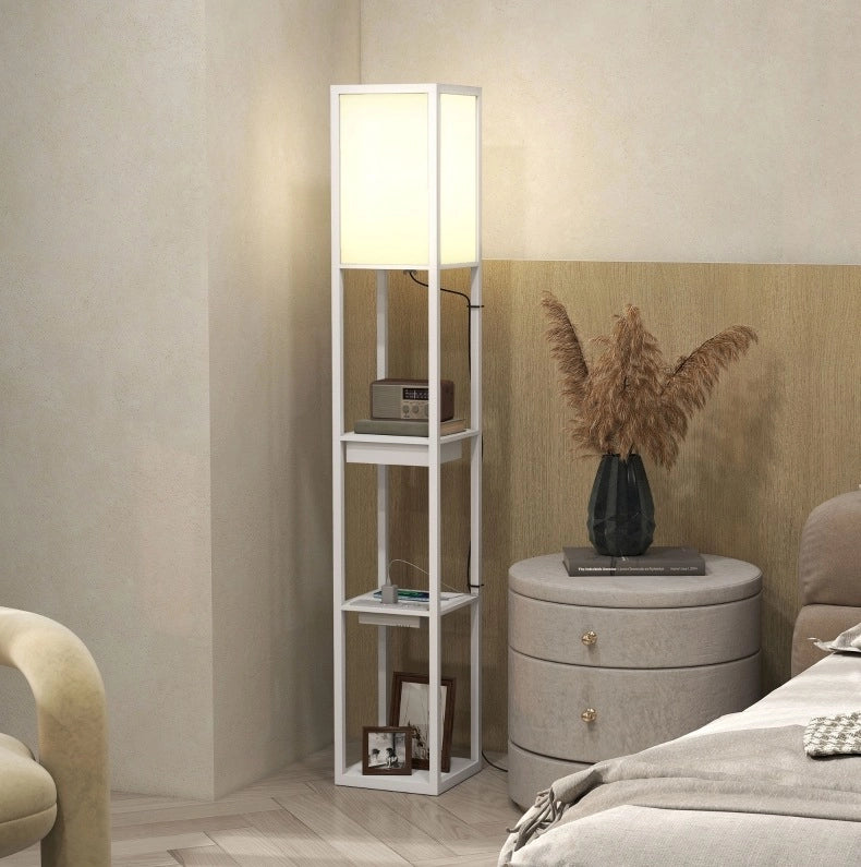 Lampada da terra bianca in MDF con 3 ripiani, interruttore a pedale e porte USB