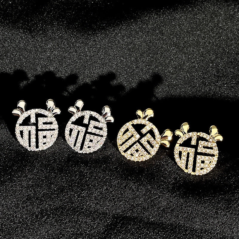 Orecchini a spillo in argento sterling S925 con cuore in zirconi microincastonati e disegno traforato del carattere "Fu".