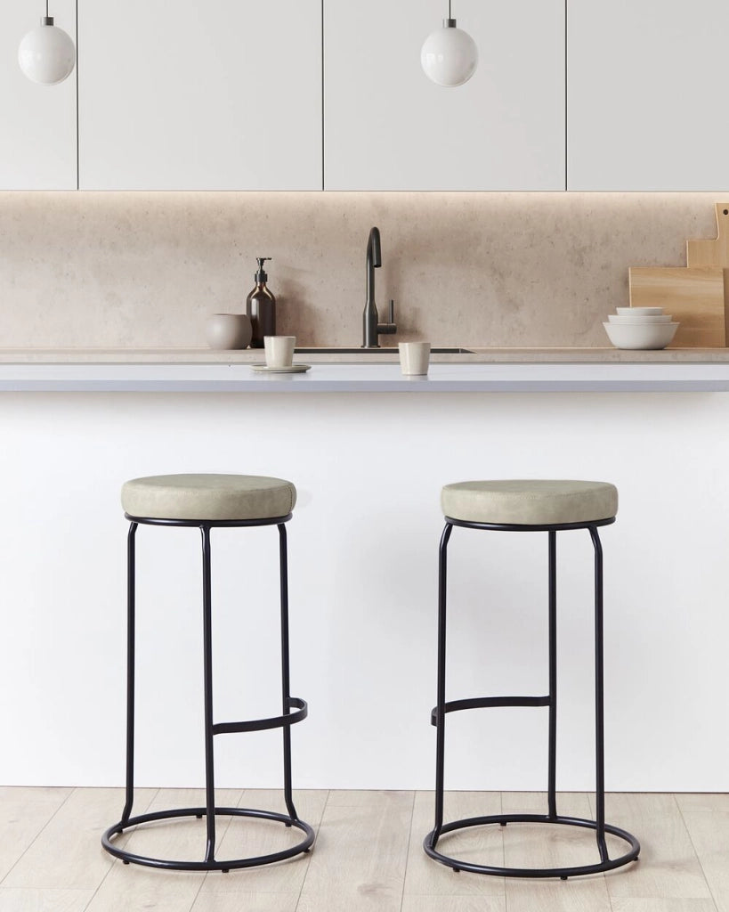 Set di 2 sedie da bar in ecopelle grigio con gambe in acciaio senza braccioli stile moderno soggiorno