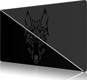 Mat di gioco con bordi rifilati, tessuto Micro-Weave superiore, base anti-slip, dimensioni 90 x 40 x 2,5 cm - grigio scuro con testa di lupo