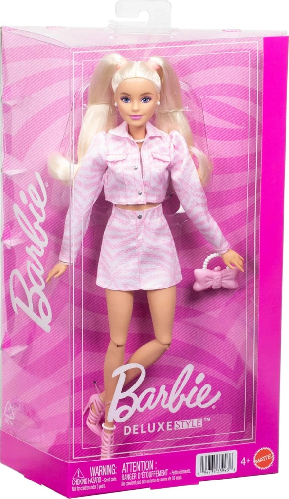 Barbie - Deluxe Style n. 9, bambola dai capelli biondi con outfit in denim rosa, giacca e gonna coordinate con accessori