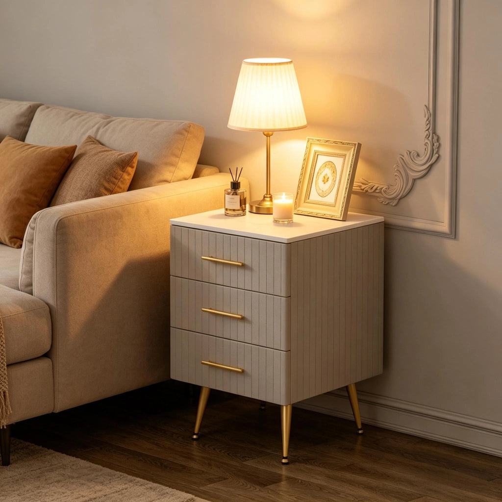 Comodino moderno in velluto grigio con 3 cassetti, struttura in MDF e gambe in metallo