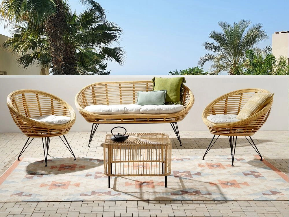 Set di divani a 4 posti in rattan naturale beige chiaro con cuscini in cotone con tavolino per interni e per esterni stile bohémien giardino balcone.