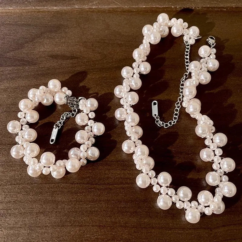 Bracciale e collana di perle irregolari realizzati a mano. Collana fatta a mano.