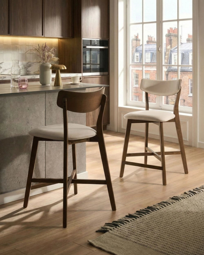 Set di 2 sedie da bar con struttura in legno di gomma marrone e bianco sporco seduta in tessuto senza braccioli design retrò