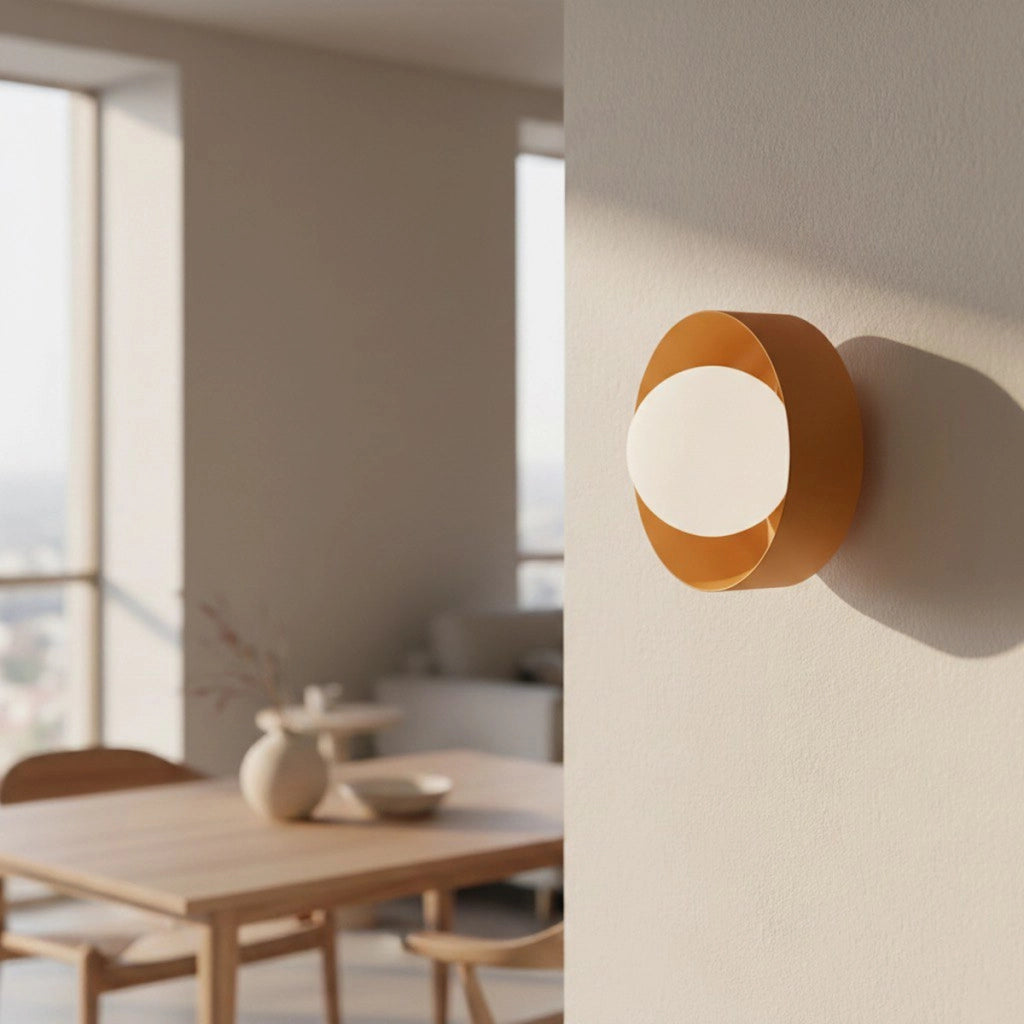 Lampada a parete Lulu in acciaio arancione con diffusore sferico
