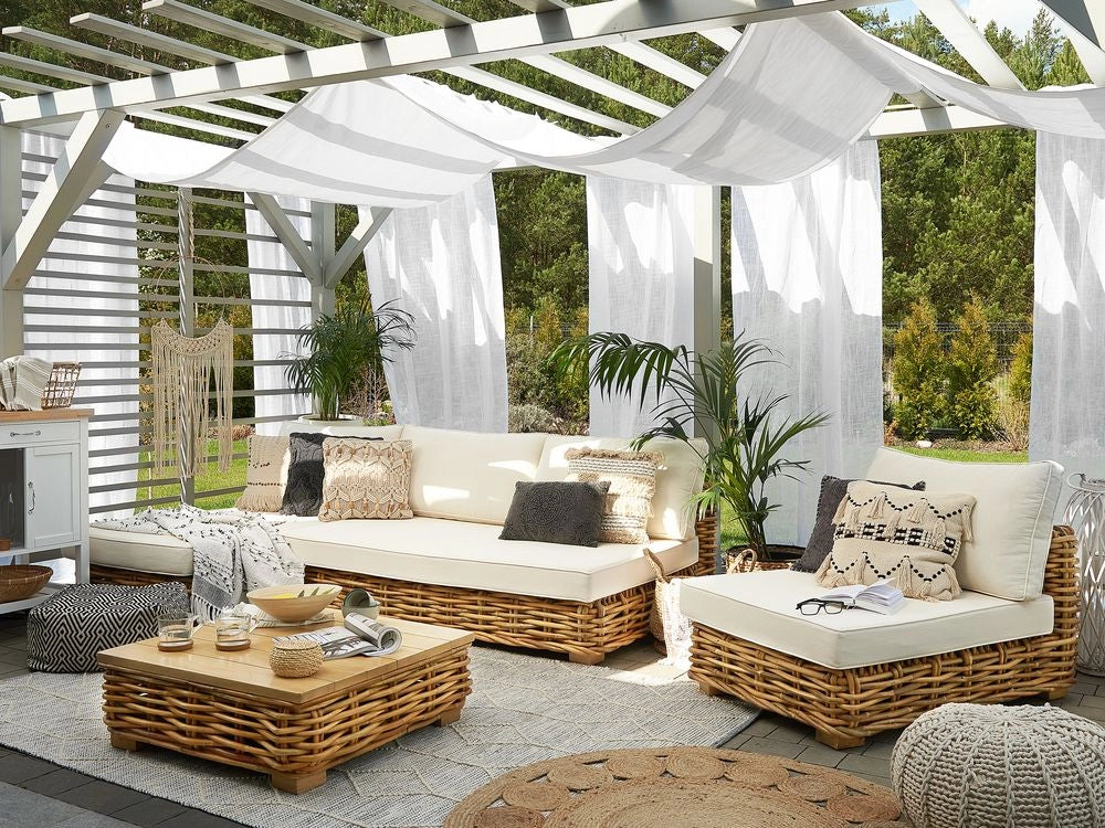 Set di conversazione da giardino cuscini bianchi in rattan naturale divano da esterno con tavolino sinistro