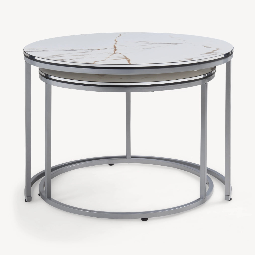 Set Skagen 2 Tavolini Sovrapponibili con Piani Rotondi e Telaio in Metallo - Effetto Marmo Bianco / Argentato [en.casa]