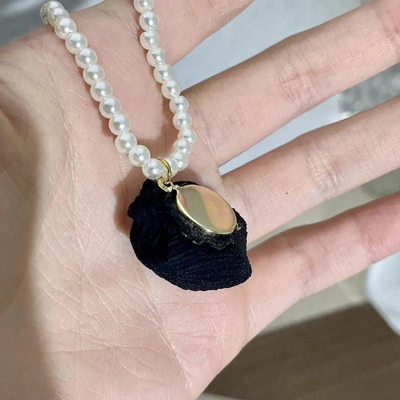 Collana fatta a mano con rose bianche e nere e perle, regalo di Natale per donna, regalo di compleanno