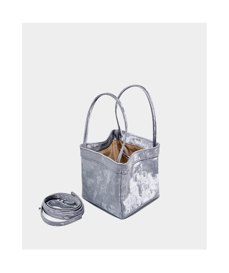 Borsa a tracolla da donna in vera pelle, colore argento.