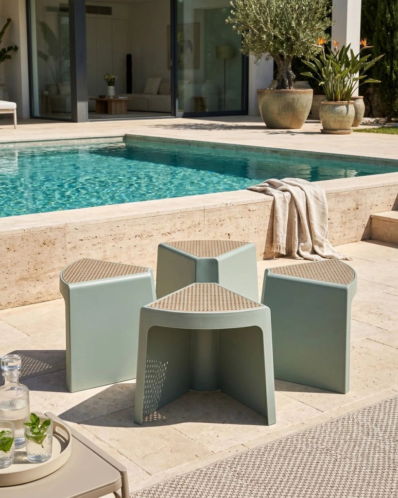 Set da 4 sgabelli da giardino in materiale sintetico verde chiaro sedute aggiuntive per patio poggiapiedi impilabili