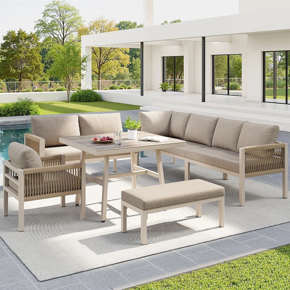 Set da giardino a L in vimini intrecciato a mano - Xylo - Fino a 8 posti, struttura in ferro robusta, cuscini beige, tavolo in vetro effetto legno e poltrona
