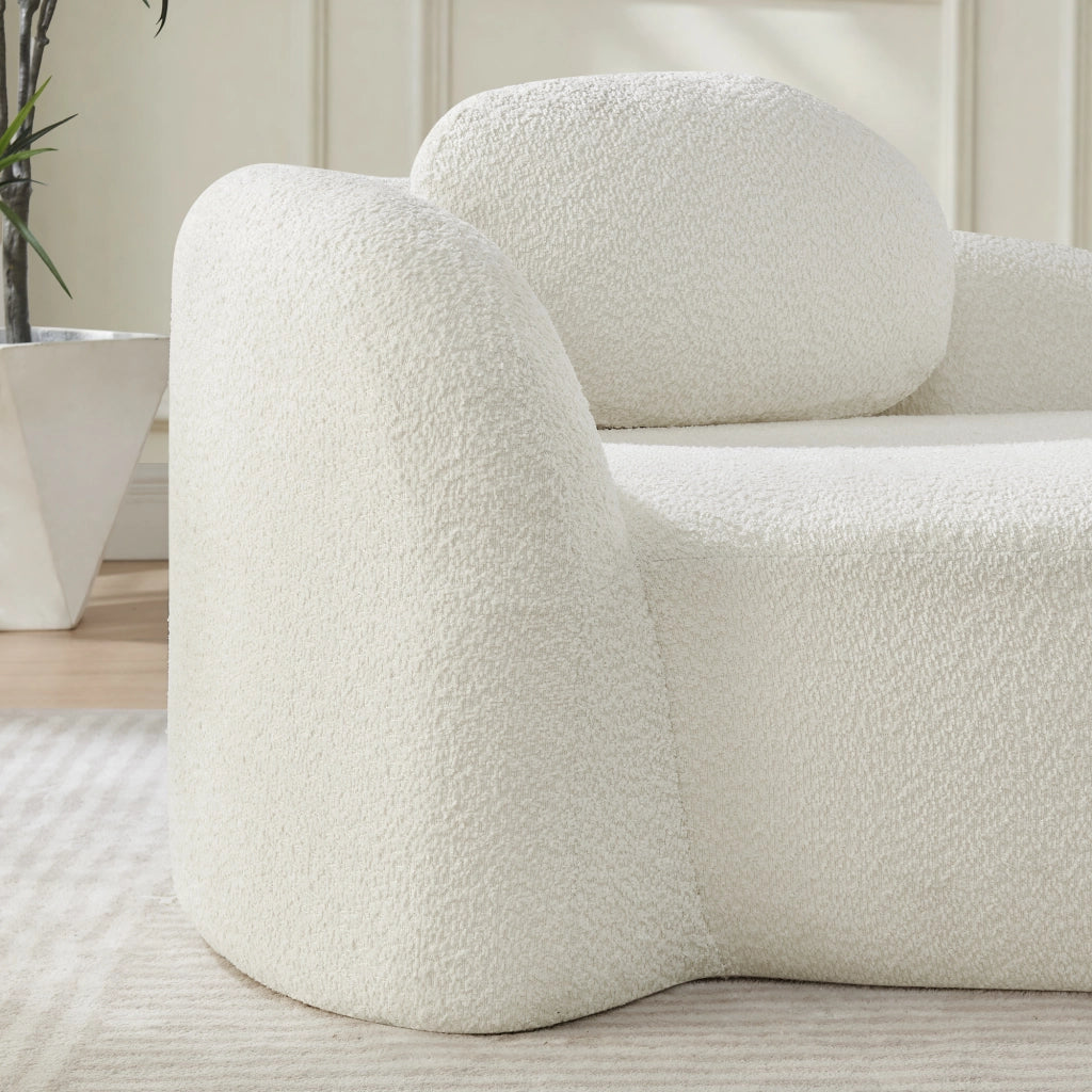 Divano compatto in tessuto Teddy beige con design arrotondato e cuscino integrato
