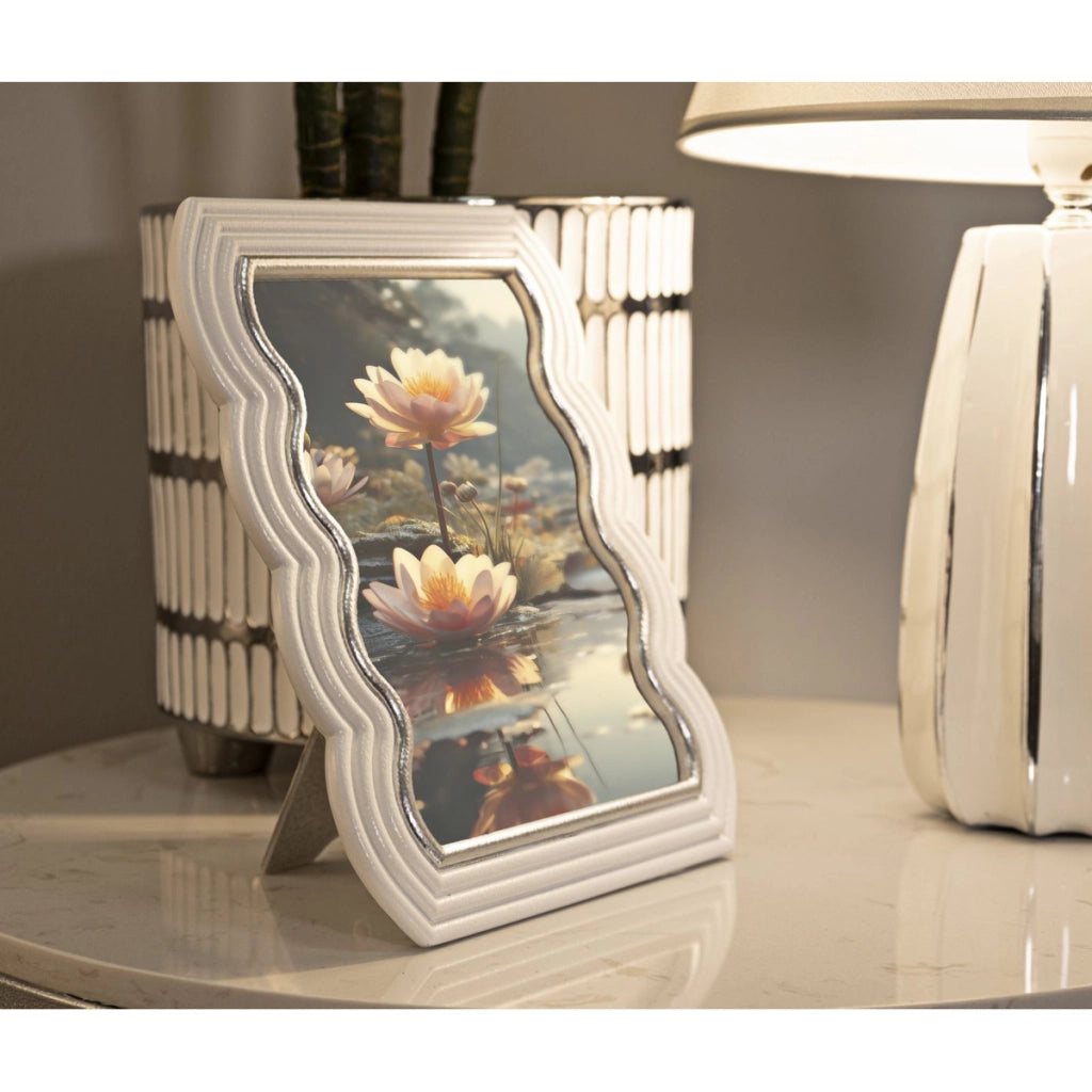 Cornice portafoto Curty in resina bianca ondulata con profili argento 15x20