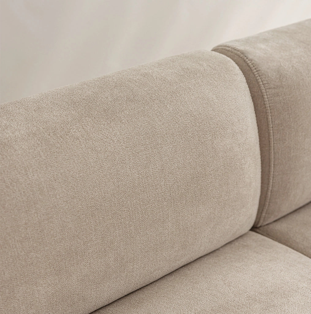 Divano 3 posti 211x67x71 cm in ciniglia beige con 2 cuscini HOMVRA