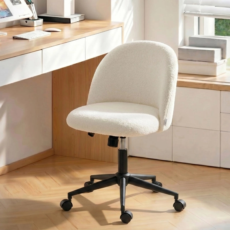 Sedia da ufficio girevole in teddy color crema con ruote