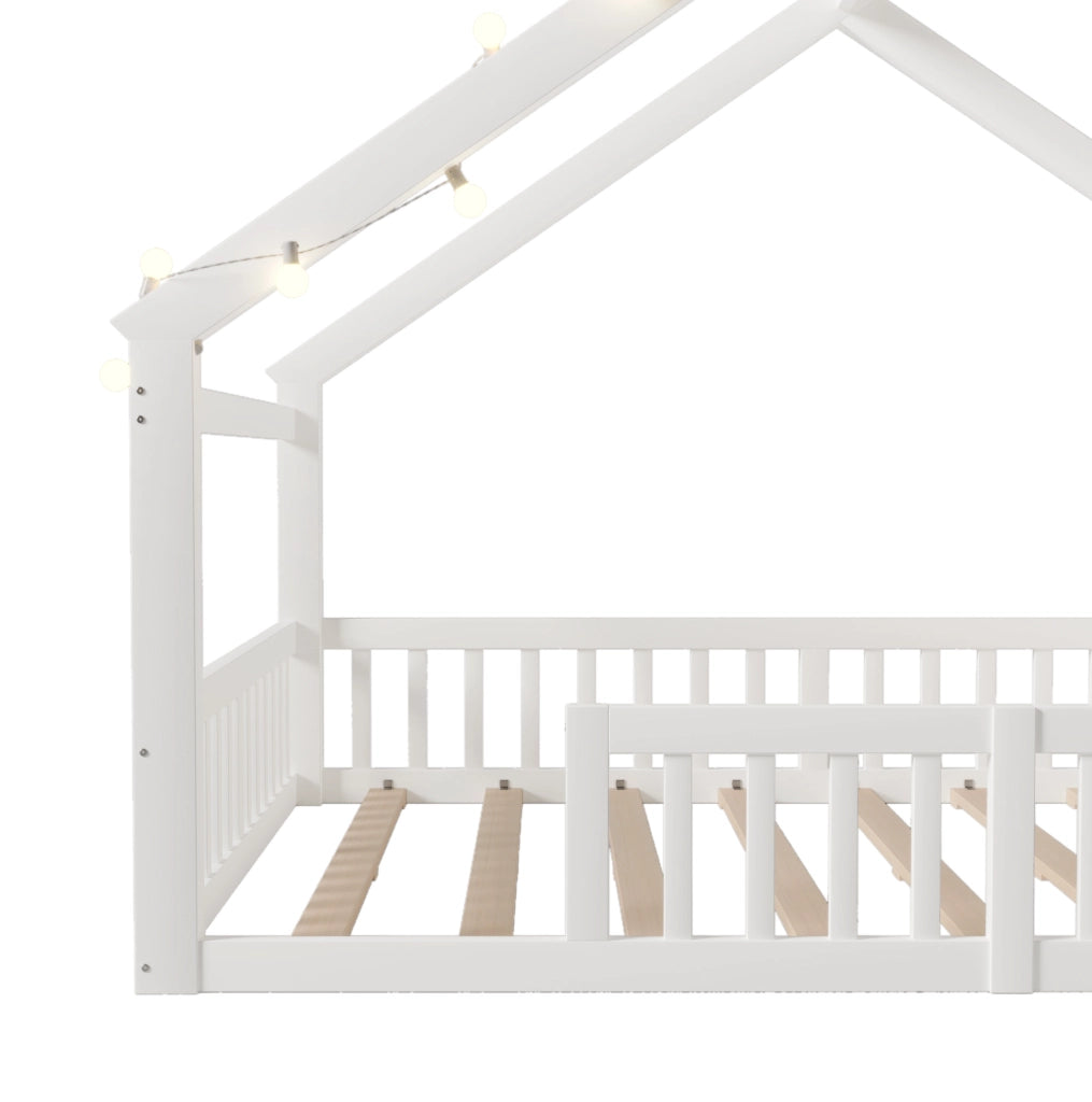 Letto per bambini a casetta 140x190 cm con sponde e scaffali laterali