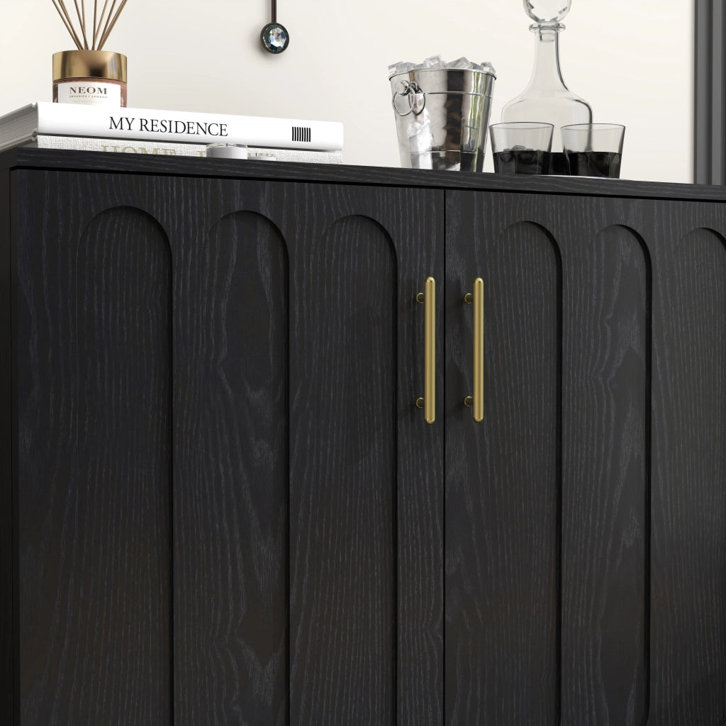 Credenza con ripiani regolabili e presa posteriore in legno e MDF nera