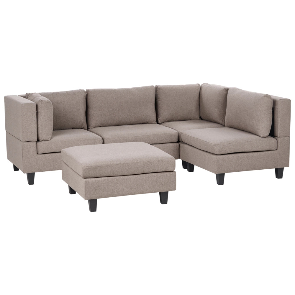 Divano componibile 4 posti imbottito in tessuto marrone con gambe nere schienale imbottito lato sinistro con pouf stile moderno