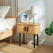 Comodino Tvedestrand con Ante Scorrevoli in Bambù - color Legno / Nero [en.casa]
