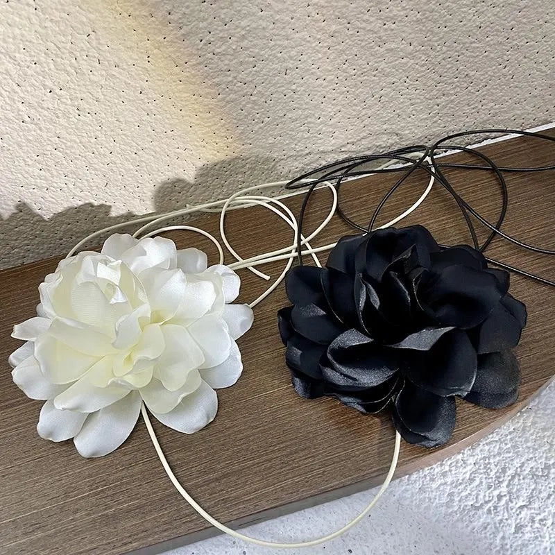 Collana girocollo con fiori e perline, realizzata a mano: stile vintage bianco e nero